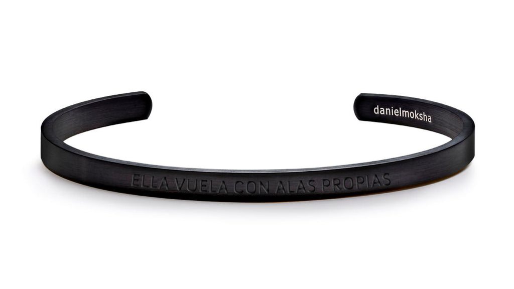 Pulsera Ella vuela con alas propias negro mate grueso  daniel moksha